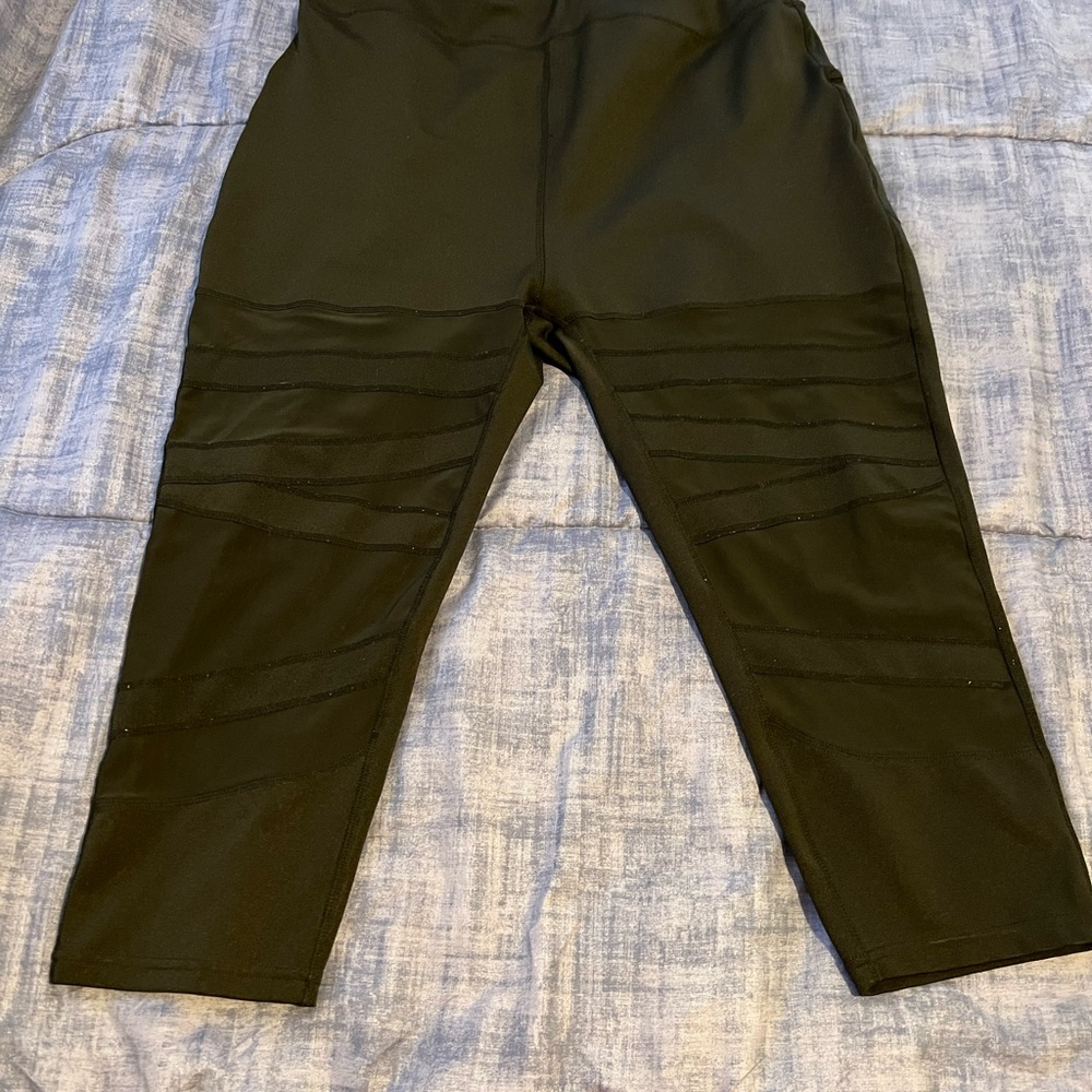 Black Crop PopFit Leggings with Mesh Cutouts